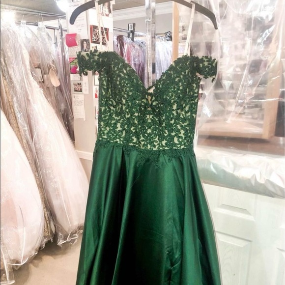 FAVIANA Style 10422- Emerald Green Off-Shoulder Dress (NEW W TAG +FREE SHIPPING) - Picture 5 of 8